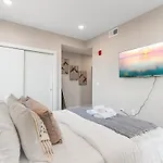 10 Mins To Centercity, Sleeps 6, With Rooftop Views!