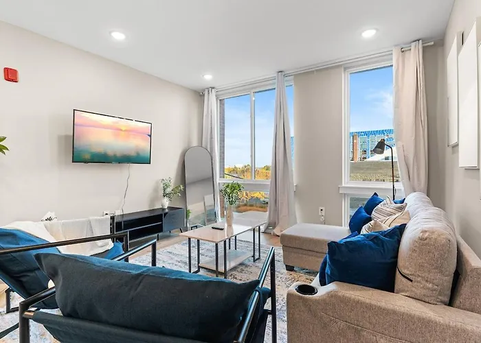 10 Mins To Centercity, Sleeps 6, With Rooftop Views!